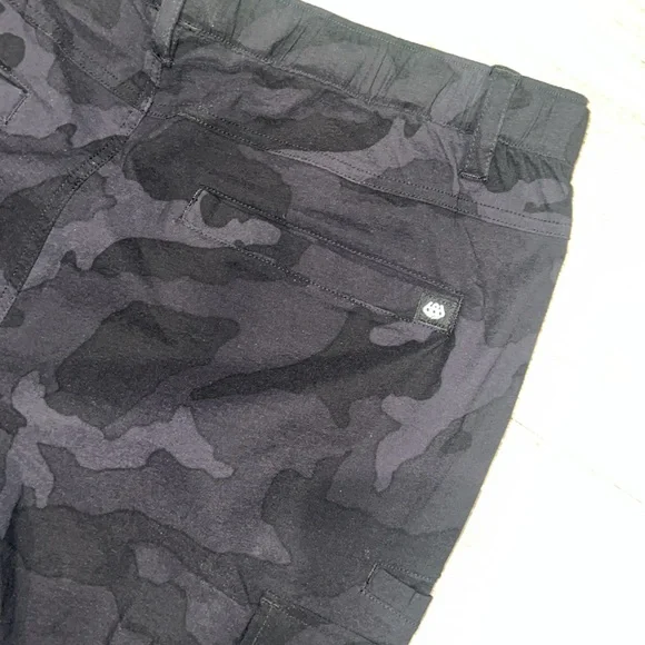 686 Traveler Cargo Pants. Size L. NWT. Black camo. - Picture 8 of 8